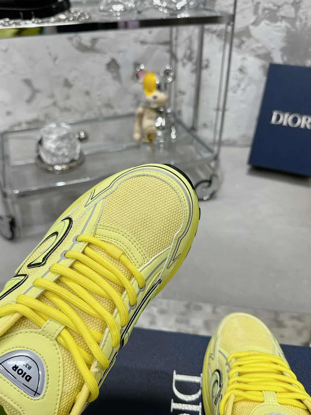 Men's men's shoes 💰600❤️❤️❤️High version Dior Dior's latest color matching B30 series reflective dad sneakers original 17380💰 purchased for development and production Brand new B30 sneakers Dad Shoes style shoes that follow the trend of the retro market The Dior logo on the tongue also indicates that this pair of shoes is the B30 model! B30 uses fine-textured leather and mesh cloth materials to form a shoe body. There are conspicuous letters CD on both sides of the shoe body to indicate identity. Many lines on the shoe body outline details to make the shoes look less monotonous and full of retro flavor. The delivery counter is exquisitely packaged🛍📦 ▪️Fabric: Original customized technical fabric + mesh ▪️Inner lining: Customized breathable lining ▪️Outsole: Original molded IP foam + TPU outsole ▪️Sole thickness: 3.5CM ▪️Size: Women’s size 35-40 / Men’s size 39-46